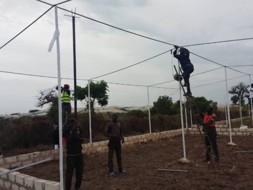 Casamance village Ebinako: Montage d&rsquo;une serre agricole